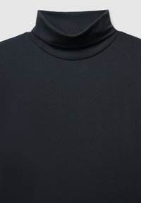 Maglia nera a collo alto realizzata in tessuto liscio ed elastico, con una forma aderente e un colletto alto piegato. Design minimalista senza motivi.