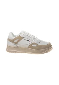 Sneaker bianco e beige chiaro con tomaia in pelle liscia, dettagli in suede testurizzato, punta perforata e suola in gomma spessa. Logo del brand incluso.