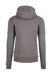 Felpa grigia con dettagli a coste sulle spalle, maniche lunghe e cappuccio. Presenta cuciture rosse sui polsini e un tessuto morbido e testurizzato.