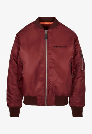 Burgundin värinen bomber-takki, jossa on tyylikäs, sileä pinta, ribbatut hihansuut ja helma, etuvetoketju ja sivutasku, logo rinnassa.