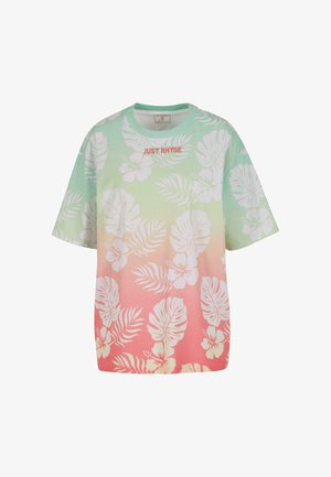 T-shirt dégradé vert clair à rose présentant des motifs floraux blancs et "JUST RHYSE" brodé en rouge sur la poitrine. Manches courtes, coupe décontractée.