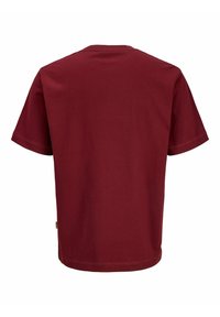 Burgundia puuvillane T-särk, lühikeste varrukatega, ümara kaelusega ja sirge lõikega. Omab väikest küljetagi ja meeldivat siluetti. Ei sisalda mustreid ega graafikat.