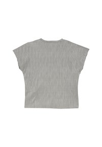 Haut gris à manches courtes avec une coupe décontractée, présentant un motif texturé en côtes et un col rond. Design simple et sans ornements.