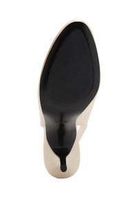 Scarpa con tacco alta color beige con punta a forma affusolata. La suola è nera con linee di grip texturizzate e una finitura liscia sul materiale superiore.