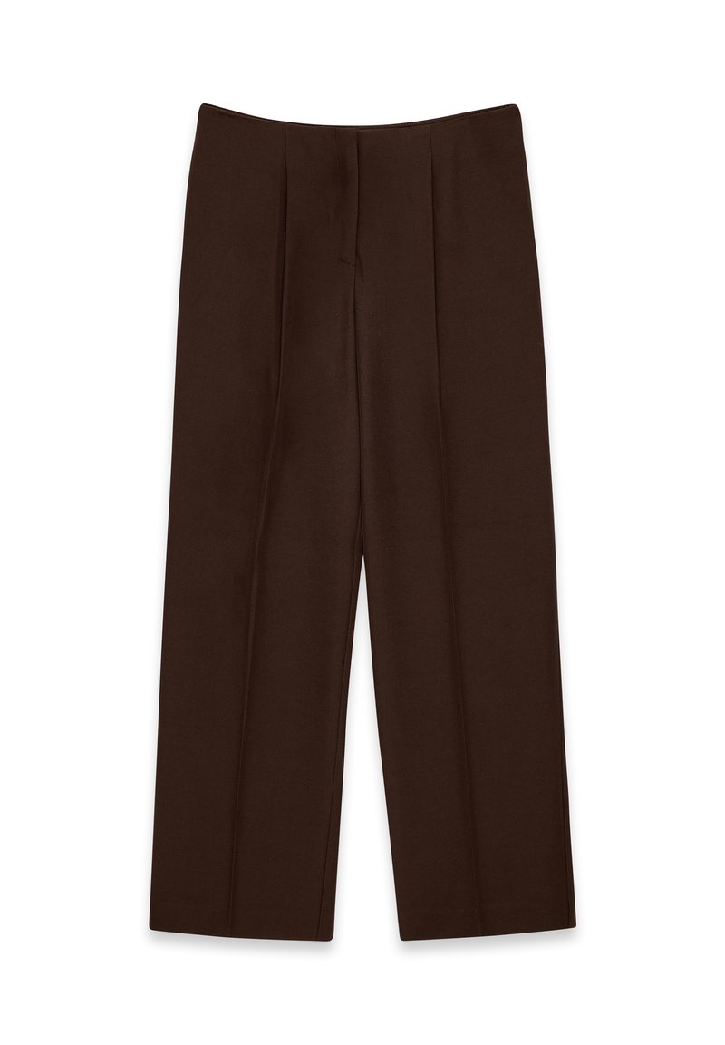Pantaloni larghi marroni con una texture liscia, caratterizzati da pieghe frontali e una vita a media altezza, che mettono in evidenza un design semplice e curato.