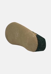 Grøn filtsko med en beige ruskindssoledetalje, der har håndsyede detaljer. Sålen har en afrundet form med branding præget på.