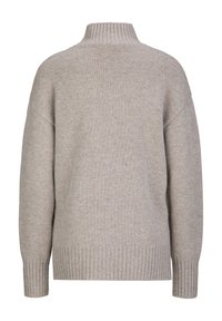 Beige gebreide trui met een hoge ribbelkraag, raglanmouwen en ribbelmanches en -zoom. De textuur lijkt zacht en knus.
