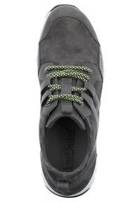 Graue Wildledersneaker mit grünen Schnürsenkeln, einer Gummisohle und gepolsterter Kragen. Verfügt über kontrastierende Akzente und ein Logo auf der Innensohle.