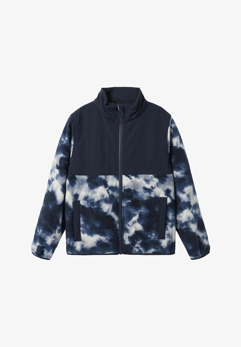 Fleece striukė su tamsiai mėlyna vientisa viršutine dalimi ir baltais-mėlynais debesų raštais apatėje. Turi aukštą apykaklę ir dvi šonines kišenes.