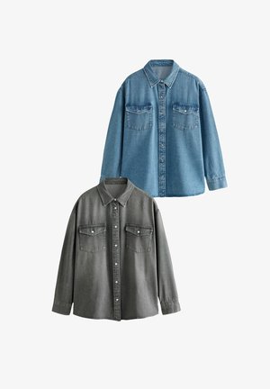 Koszule dżinsowe w kolorze niebieskim i szarym. Obie mają zapięcie na guziki, długie rękawy oraz dwie kieszenie na klatce piersiowej z klapkami.