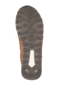 Brun gummisåle med en texturerad yta och triangulära mönster samt en stötdämpande mellansula som accentueras av en vit logotypdetalj.