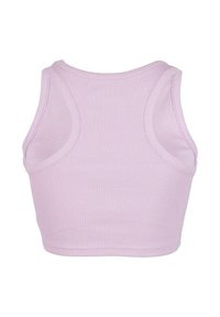 Lilla ribbet tanktopp med brede armhull og rund halsringning, med en tettsittende design og myk tekstur. Egnet for hverdagsbruk.