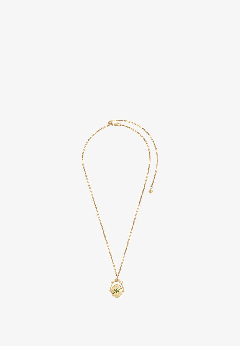 Collana dorata con catena regolabile. Presenta un ciondolo a forma ovale con scritte verdi e dettagli decorativi.