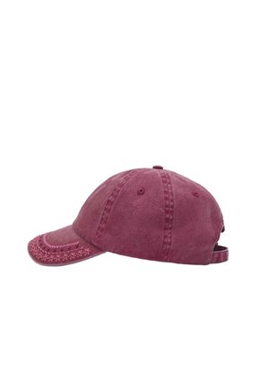 Vinsko rdeča bejzbolska kapa z vezenimi cvetličnimi in cik-cak vzorci na ukrivljeni šiltki, nastavljiva zaponka zadaj.