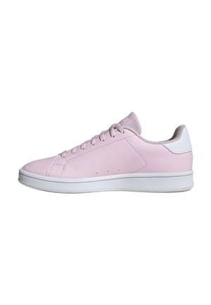 Baskets basses rose clair avec semelle blanche et languette au talon, fermeture à lacets, et tige synthétique lisse vues de profil.