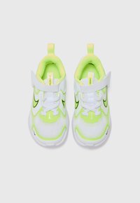 Sapatos desportivos brancos e verde neon com parte superior em malha, fecho de atacadores e pala, sola de borracha e detalhe de swoosh característico na lateral.