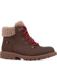 Botas de tobillo impermeables marrones con cordones rojos, cuello de forro polar, ojales de metal y una suela de goma texturizada con un patrón de banda de rodadura robusto.