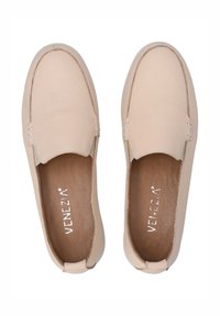 Helle beige Slipper aus weichem Leder, mit einer glatten Oberfläche, abgerundeter Zehenpartie und dezenten Nahtakzenten.