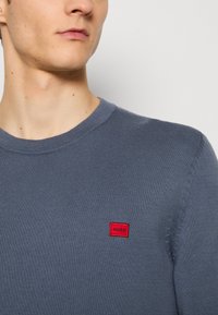 HUGO SAN CASSIUS - Pulover - open blue