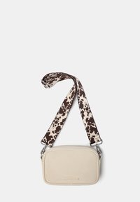 Bež torba preko ramena s glatkom teksturom, s odvojivim remenom u krem i smešnom animal print uzorku. Minimalistički dizajn.