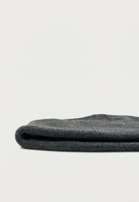 Γκρι πλεκτό σκουφάκι, διπλωμένο, με ριγωτή υφή και μαλακό ύφασμα, με στρογγυλή κορυφή και χωρίς ορατά σχέδια ή διακοσμητικά στοιχεία.