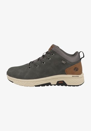 Scarpa da trekking in pelle grigia con suola beige chiaro, punta tonda, colletto in rete grigia testurizzata e dettagli in pelle marrone. Presenti i fori per i lacci.