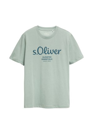 Jasnozielona koszulka z krótkim rękawem i okrągłym dekoltem oraz granatowym napisem „s.Oliver Elevated Essentials Since 1969” z przodu.