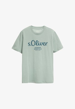 Jasnozielona koszulka z krótkim rękawem i okrągłym dekoltem oraz granatowym napisem „s.Oliver Elevated Essentials Since 1969” z przodu.