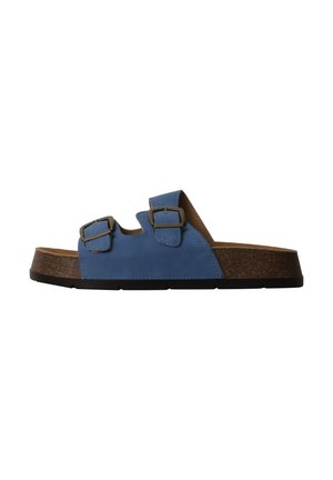 Sandale slide bleue avec deux brides réglables à boucle et une semelle en liège sur une semelle extérieure plate noire.