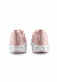 Rosa sportskor med en andningsbar meshöverdel, vadderad krage, dragflik och en lätt vit sula med texturerad detalj.