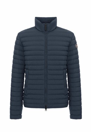 Giacca imbottita trapuntata blu navy con chiusura lampo frontale intera, collo alto, due tasche anteriori e patch con logo nel manico sinistro.