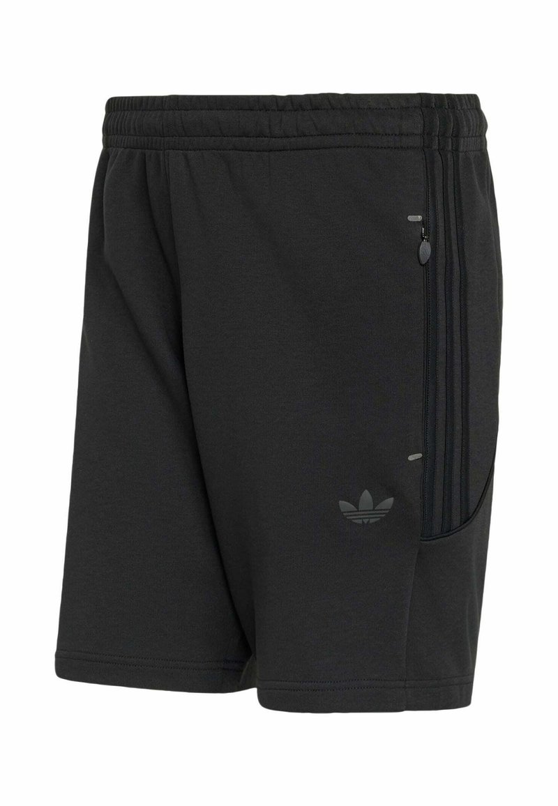Pantaloncini sportivi neri con vita elastica, tasche laterali con zip e logo Adidas discreto sulla gamba sinistra.