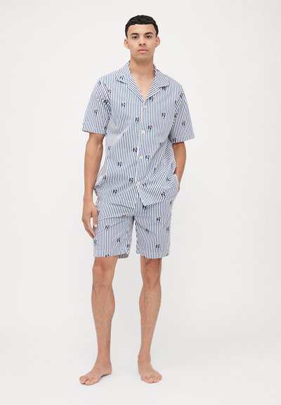 Ensemble de pyjama à manches courtes rayé en bleu et blanc avec fermeture à boutons. Présente de petits motifs floraux et un short assorti avec poches.