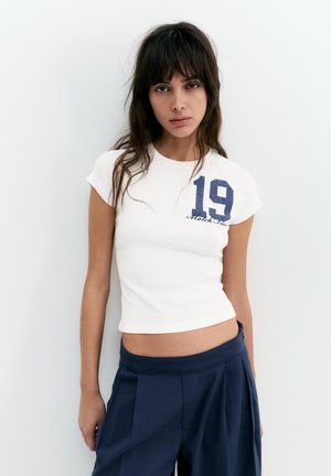 PULL&BEAR NUMBER - T-shirts print - white denim