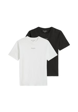 Due T-shirt semplici con scollo a giro, una bianca davanti e una nera dietro, entrambe con piccoli loghi Marc O'Polo sul petto.