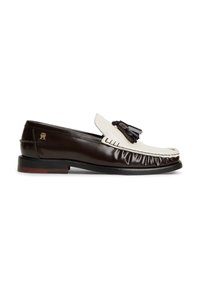 Mocassin bicolore à petit talon avec pampilles noires, côtés marron foncé, dessus blanc et petit logo doré près du talon.