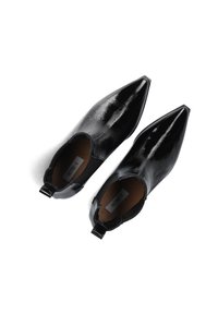 Zwarte gepatineerde leren enkellaarsjes met een spitse neus, elastische zijpanelen en een kleine treklip aan de achterkant voor gemakkelijk aan- en uittrekken.