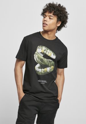 Sort kortærmet T-shirt med et grafik af en mund med guld tænder og penge. Teksten nedenfor siger: "SÆT DINE PENGE HVOR DIN MUND ER."
