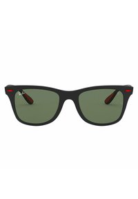 Occhiali da sole in acetato nero con lenti verdi, forma rettangolare e accenti rossi sulle tempie. Logo del marchio visibile sulla montatura.