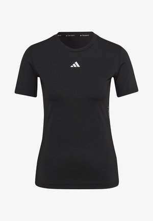 Persoon in zwarte sportkleding voert een squat uit terwijl hij een zilverkleurige dumbbell met beide handen vasthoudt.