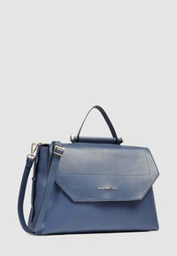 Bolso de mano de cuero azul con asa superior, correa de hombro ajustable y logo de la marca en dorado en el cierre de solapa frontal.