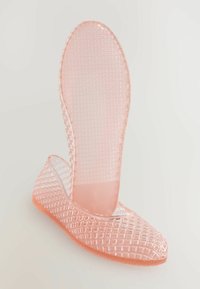 Transparente rosa flache Schuhe mit einem gemusterten Obermaterial und glatter Sohle, die ein flexibles Design und ein strukturiertes Innenfutter zeigen.