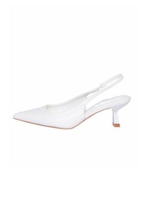 Décolleté in pelle bianca slingback con punta appuntita e tacco basso curvo, con cinturino elastico sul retro.