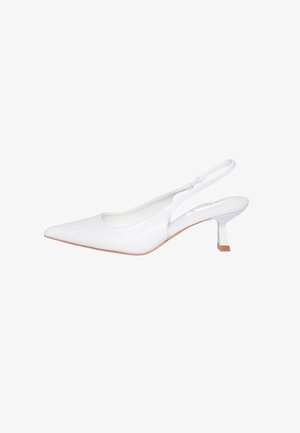Décolleté in pelle bianca slingback con punta appuntita e tacco basso curvo, con cinturino elastico sul retro.