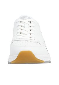Weiße Sportschuhe mit einem glatten Leder-Obermaterial, perforierten Akzenten, flachen weißen Schnürsenkeln und einer Sohle aus Gummi mit grauen Details.