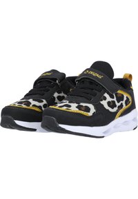 Sorte og leopardmønstrede sneakers med guld detaljer, der har en velcro-strop, polstret krave og hvid gummik tætsål.