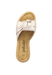 Lichtbeige slide sandal met een knoopdetail op de band, zachte binnenvoering en gestructureerde zool, met een logo op de voetbed.