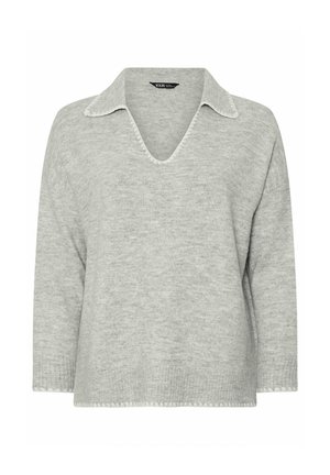 Jasnoszary sweter dziany z szerokim dekoltem w serek, otwartym kołnierzem, długimi rękawami oraz prążkowanym dołem i mankietami.