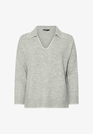 Jasnoszary sweter dziany z szerokim dekoltem w serek, otwartym kołnierzem, długimi rękawami oraz prążkowanym dołem i mankietami.