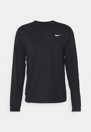 Sort langærmet skjorte lavet af glat stof, med rund halsudskæring og et lille hvidt Nike-logo på den øverste venstre bryst.